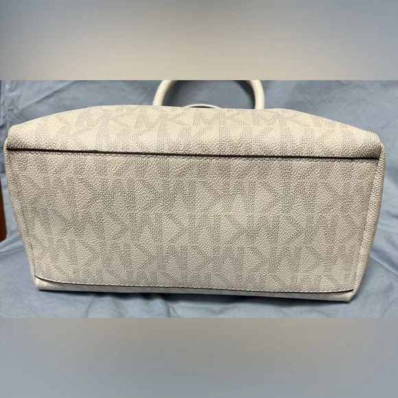 Michael Kors Coraline Medium Logo Messenger Bag - Picture 2 of 8